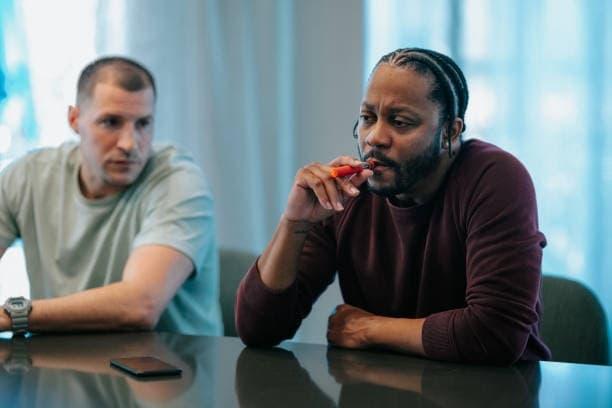 E-Raucher genießen Kiwi E-Zigarette Liquid mit Nikotin für intensiven Geschmack und angenehmes Dampferlebnis